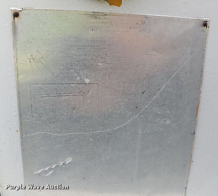 image for item LW9669 2000 International 4900  bucket truck