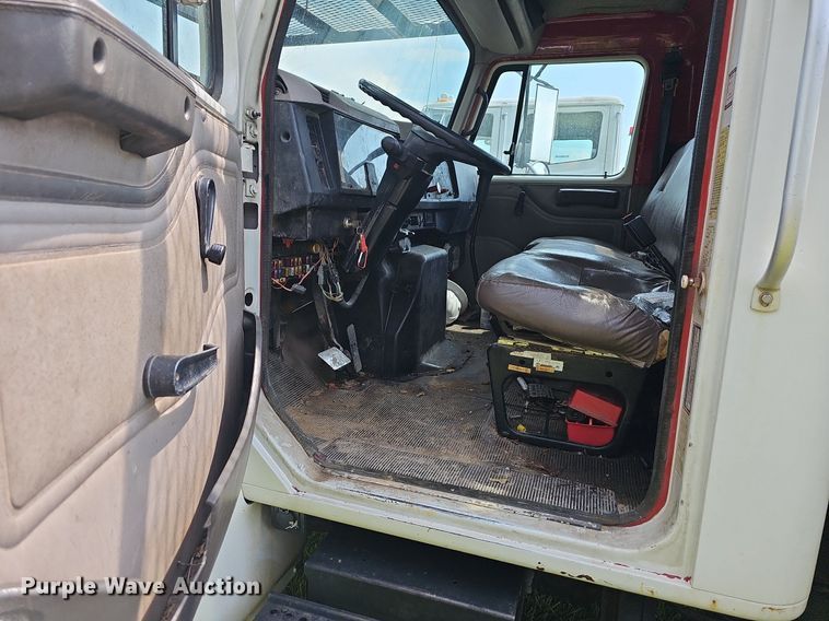 image for item LW9669 2000 International 4900  bucket truck