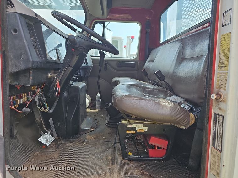 image for item LW9669 2000 International 4900  bucket truck