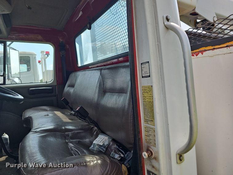 image for item LW9669 2000 International 4900  bucket truck