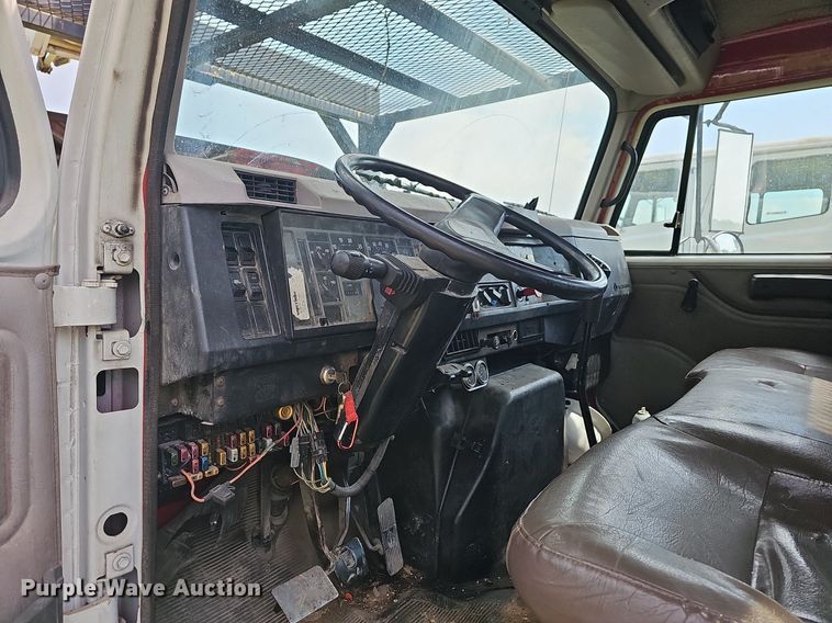 image for item LW9669 2000 International 4900  bucket truck
