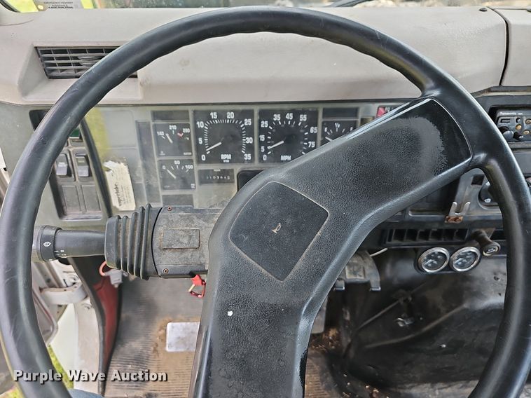 image for item LW9669 2000 International 4900  bucket truck