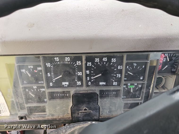 image for item LW9669 2000 International 4900  bucket truck