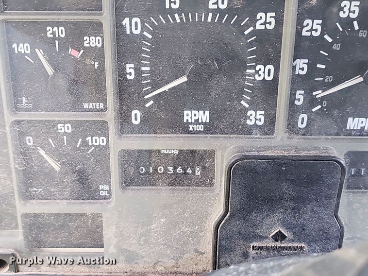 image for item LW9669 2000 International 4900  bucket truck