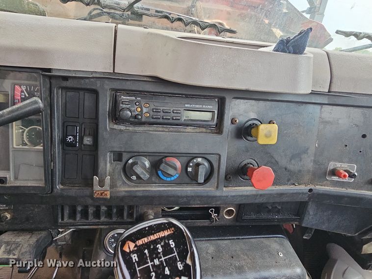 image for item LW9669 2000 International 4900  bucket truck