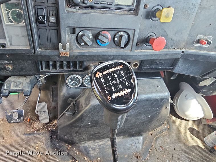 image for item LW9669 2000 International 4900  bucket truck