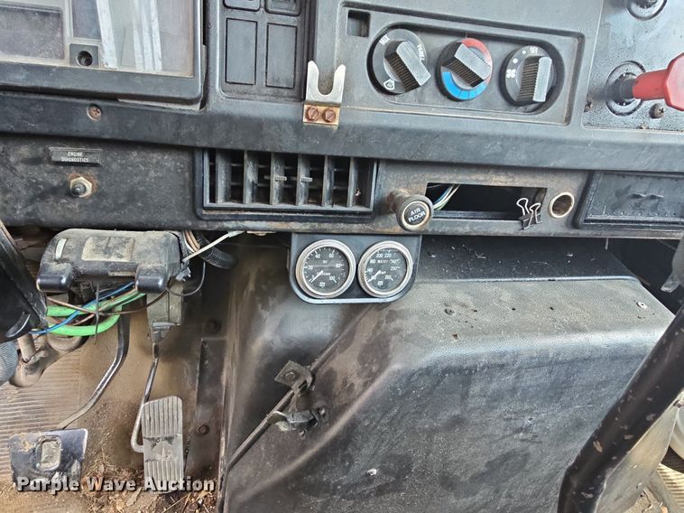 image for item LW9669 2000 International 4900  bucket truck