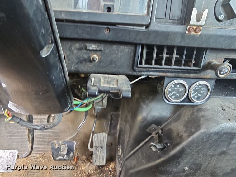 image for item LW9669 2000 International 4900  bucket truck