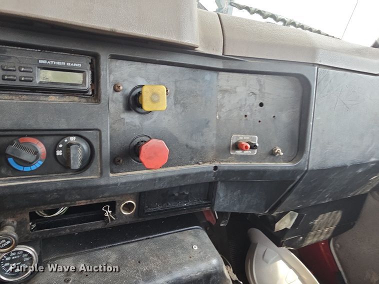 image for item LW9669 2000 International 4900  bucket truck