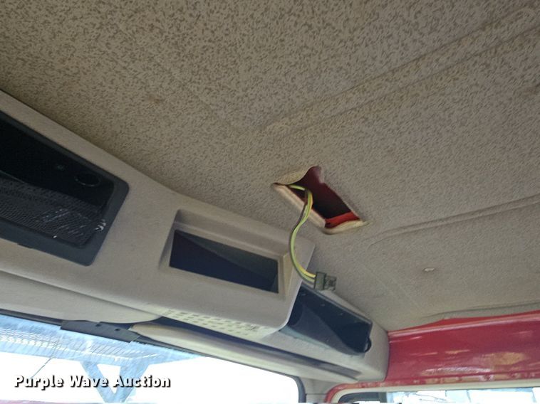 image for item LW9669 2000 International 4900  bucket truck