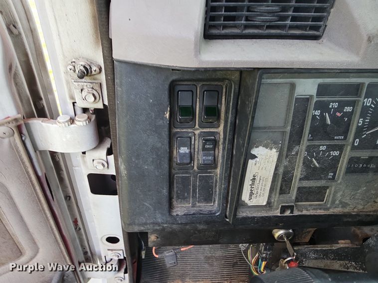 image for item LW9669 2000 International 4900  bucket truck