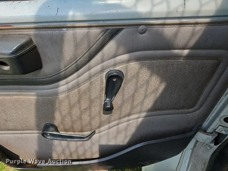 image for item LW9669 2000 International 4900  bucket truck