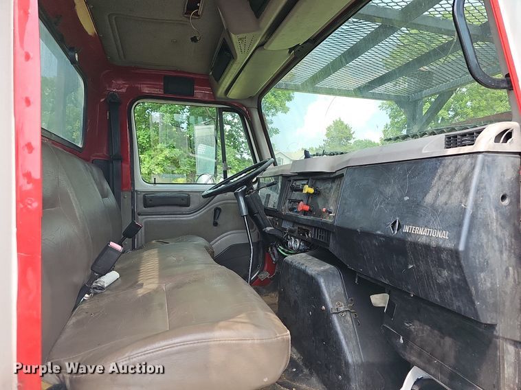 image for item LW9669 2000 International 4900  bucket truck