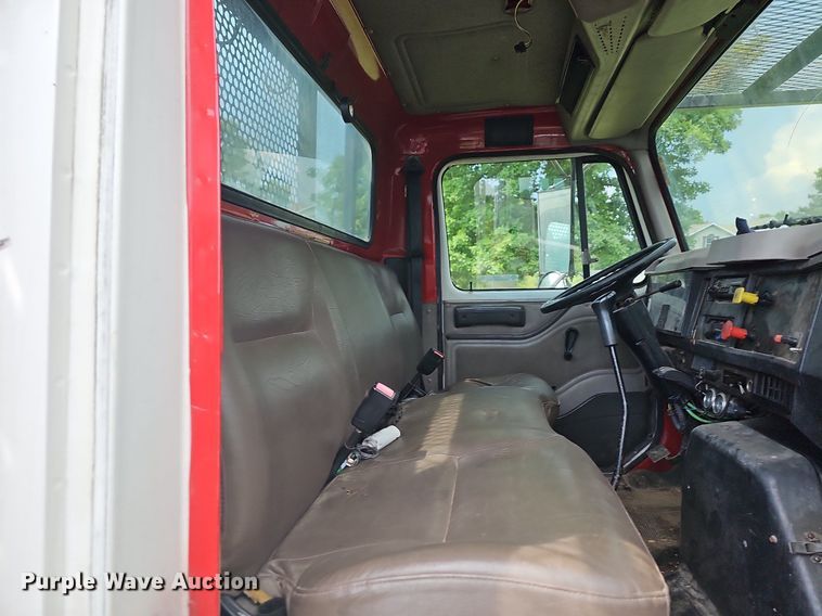 image for item LW9669 2000 International 4900  bucket truck