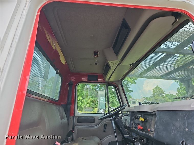 image for item LW9669 2000 International 4900  bucket truck