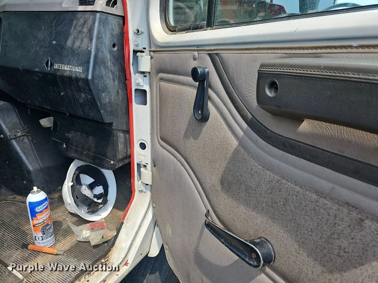 image for item LW9669 2000 International 4900  bucket truck