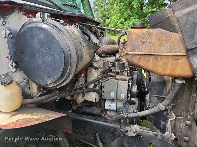 image for item LW9669 2000 International 4900  bucket truck