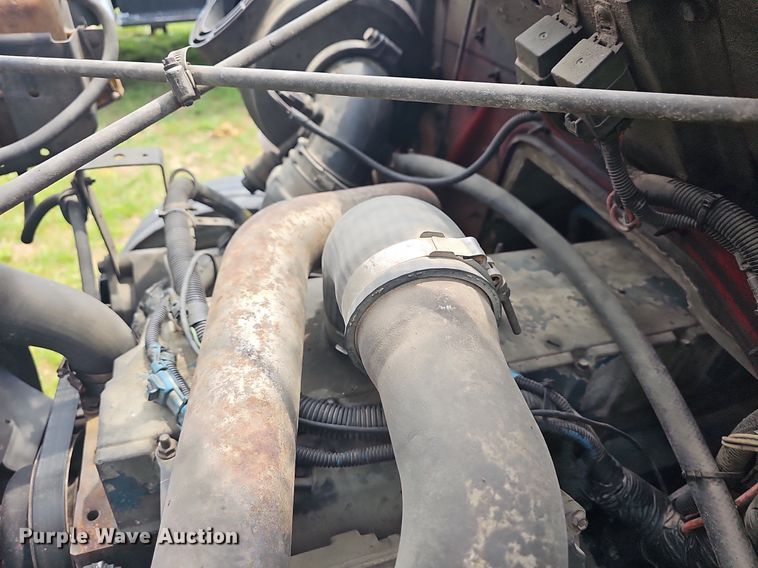 image for item LW9669 2000 International 4900  bucket truck