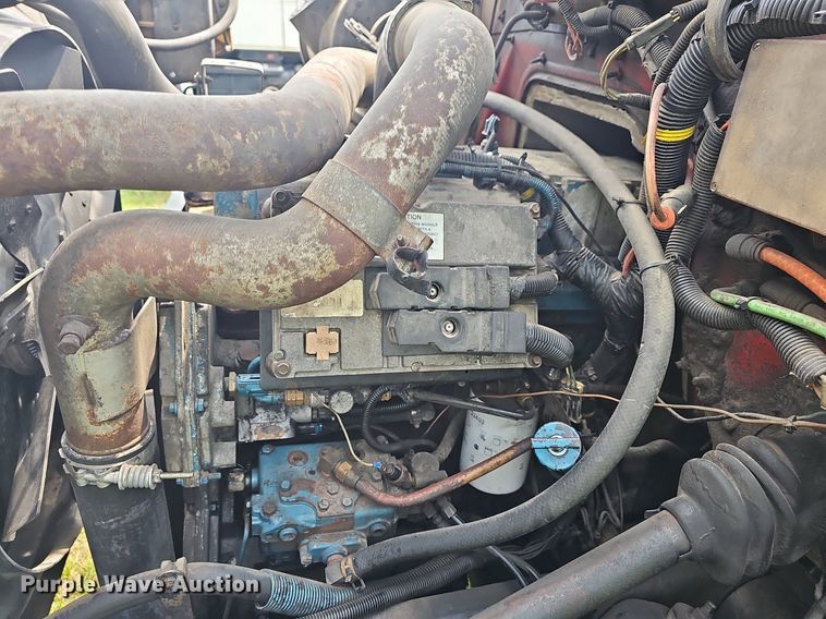 image for item LW9669 2000 International 4900  bucket truck