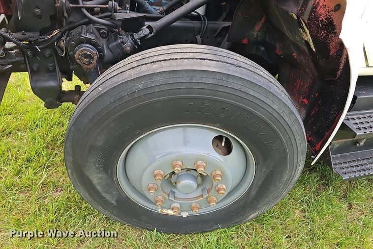 image for item LW9669 2000 International 4900  bucket truck