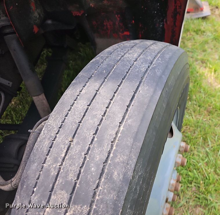 image for item LW9669 2000 International 4900  bucket truck