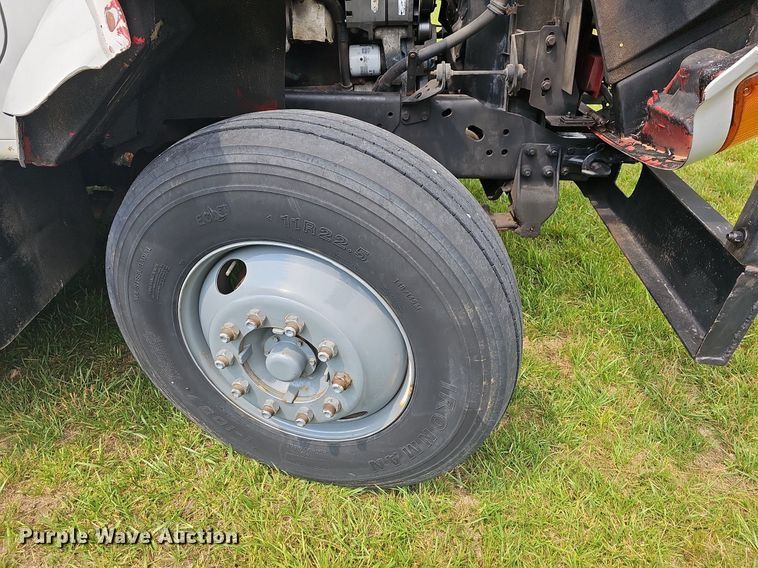 image for item LW9669 2000 International 4900  bucket truck