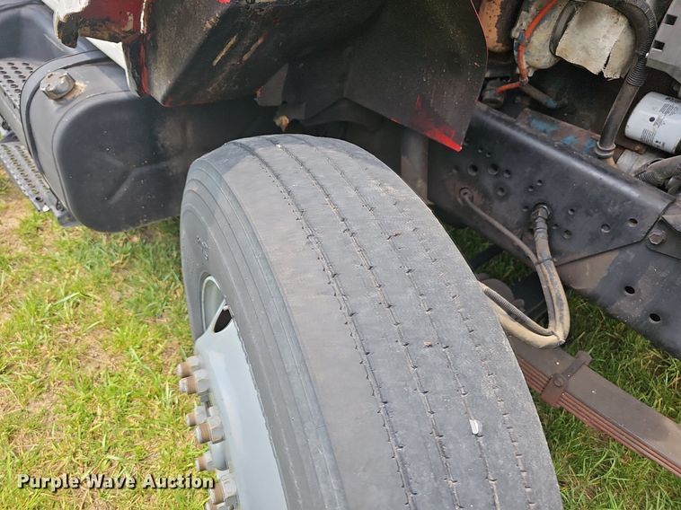 image for item LW9669 2000 International 4900  bucket truck