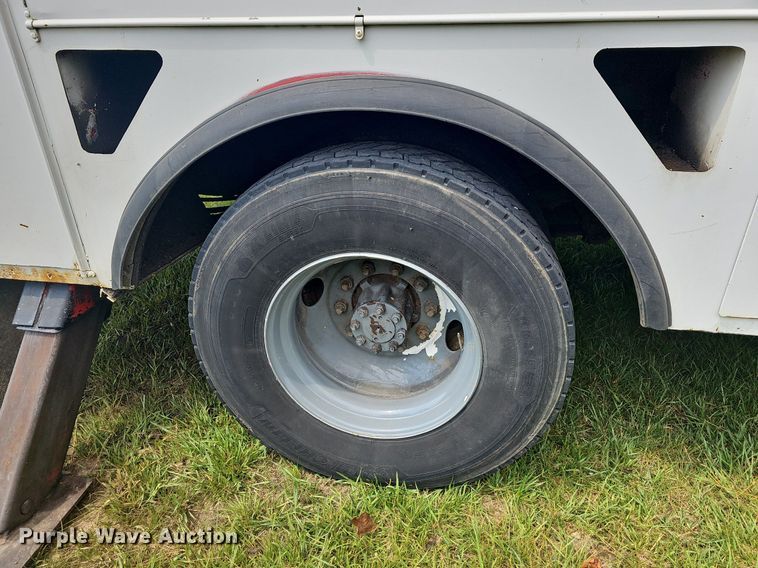 image for item LW9669 2000 International 4900  bucket truck