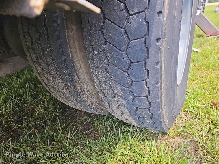 image for item LW9669 2000 International 4900  bucket truck