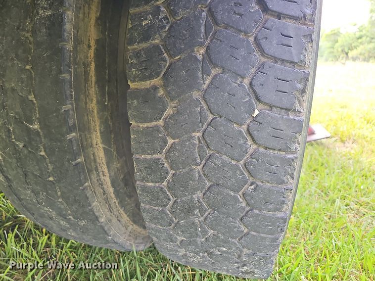 image for item LW9669 2000 International 4900  bucket truck