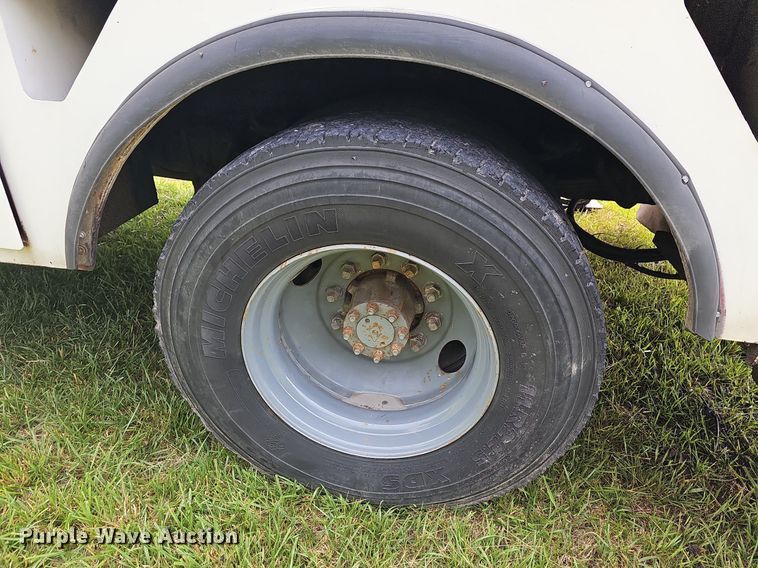 image for item LW9669 2000 International 4900  bucket truck