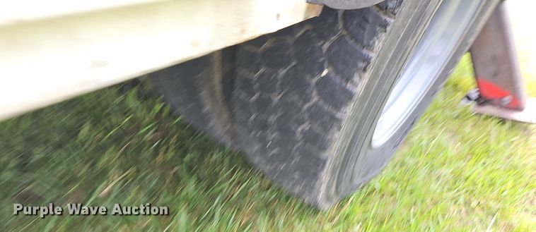 image for item LW9669 2000 International 4900  bucket truck