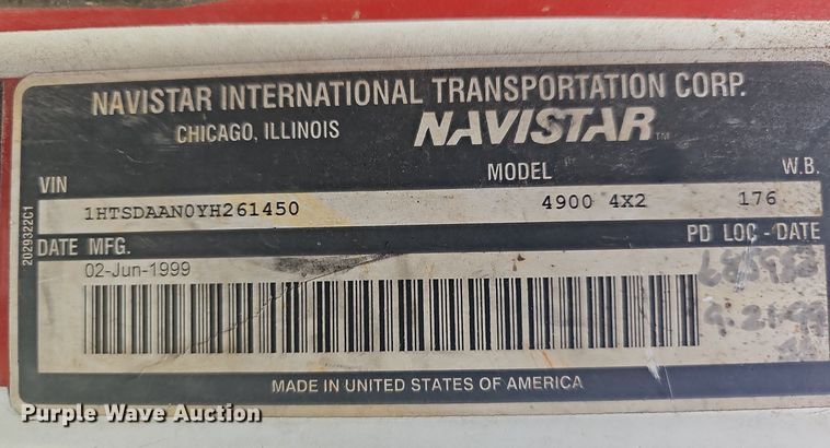 image for item LW9669 2000 International 4900  bucket truck