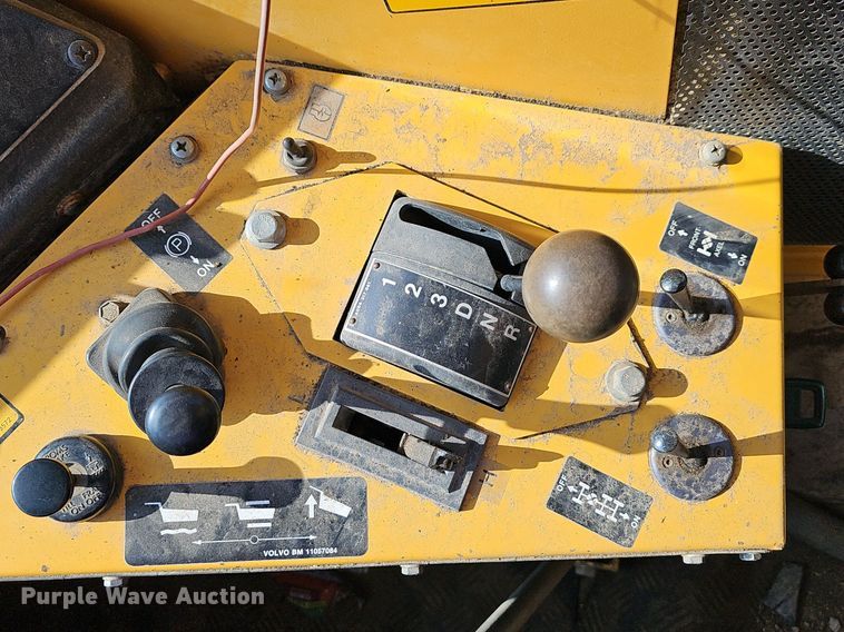 image for item LW9674 1988 Volvo A25  haul truck