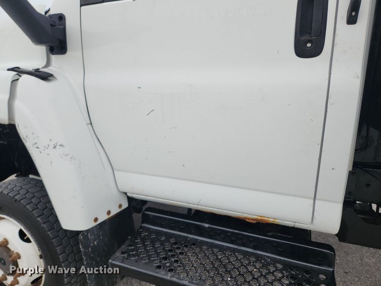 image for item LX9619 2005 GMC C4500  flatbed truck