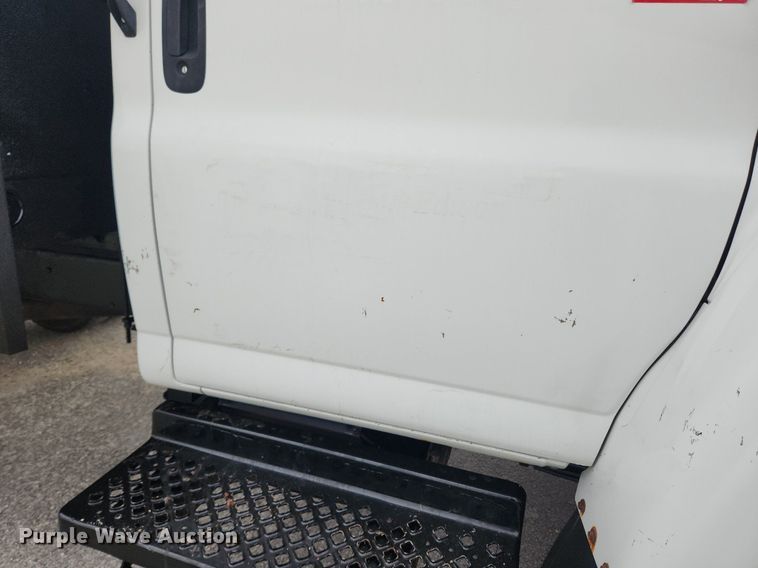 image for item LX9619 2005 GMC C4500  flatbed truck