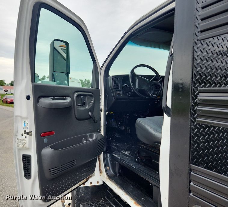 image for item LX9619 2005 GMC C4500  flatbed truck