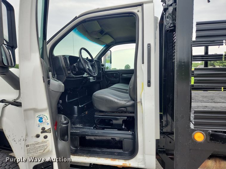 image for item LX9619 2005 GMC C4500  flatbed truck