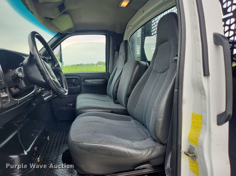 image for item LX9619 2005 GMC C4500  flatbed truck