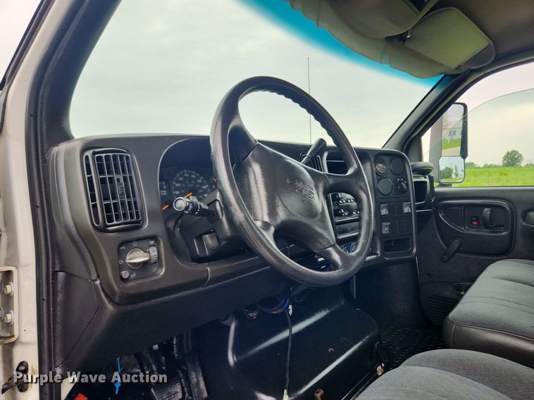 image for item LX9619 2005 GMC C4500  flatbed truck