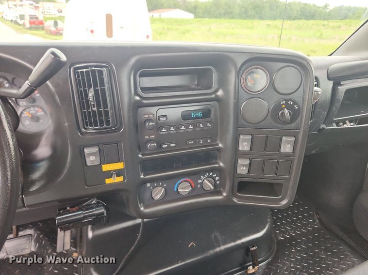 image for item LX9619 2005 GMC C4500  flatbed truck