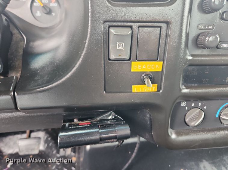 image for item LX9619 2005 GMC C4500  flatbed truck