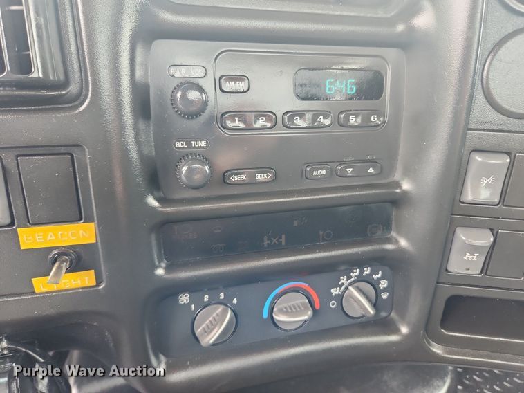 image for item LX9619 2005 GMC C4500  flatbed truck