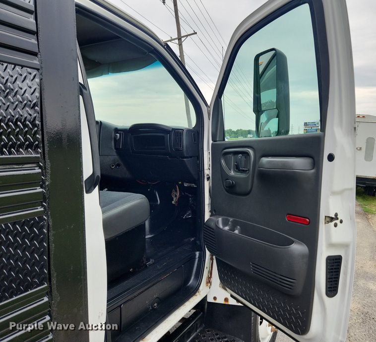 image for item LX9619 2005 GMC C4500  flatbed truck