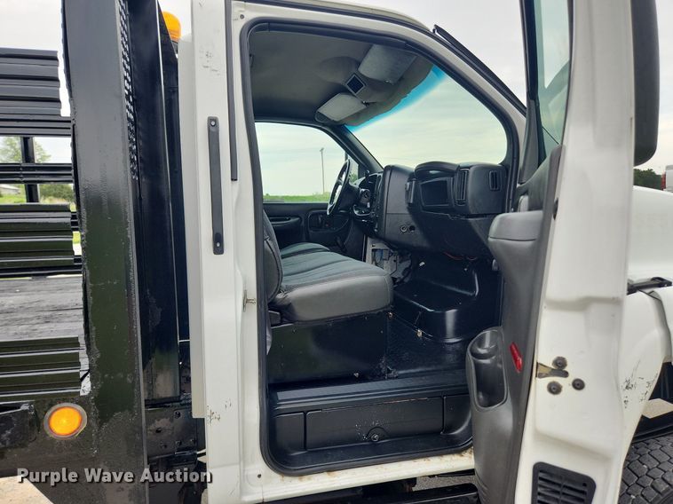 image for item LX9619 2005 GMC C4500  flatbed truck