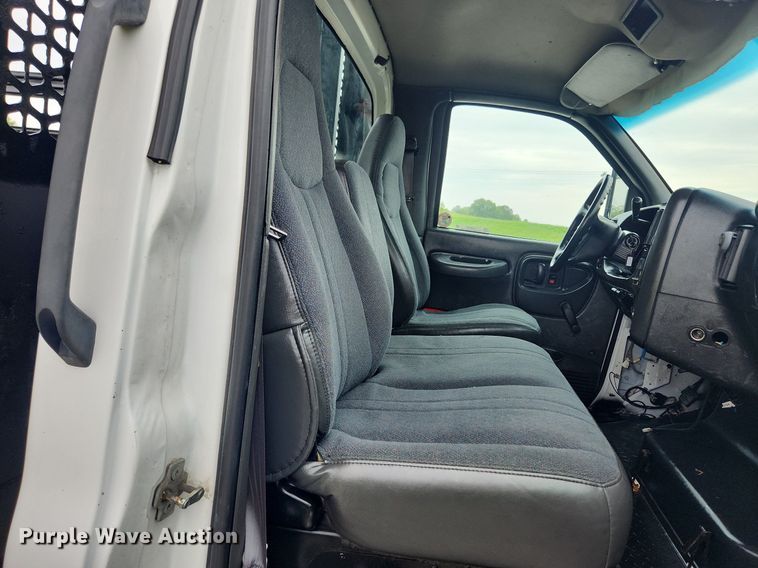 image for item LX9619 2005 GMC C4500  flatbed truck