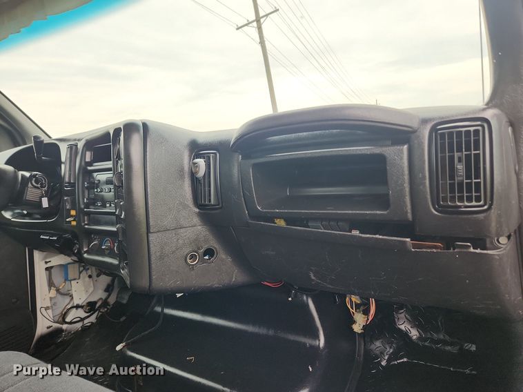 image for item LX9619 2005 GMC C4500  flatbed truck