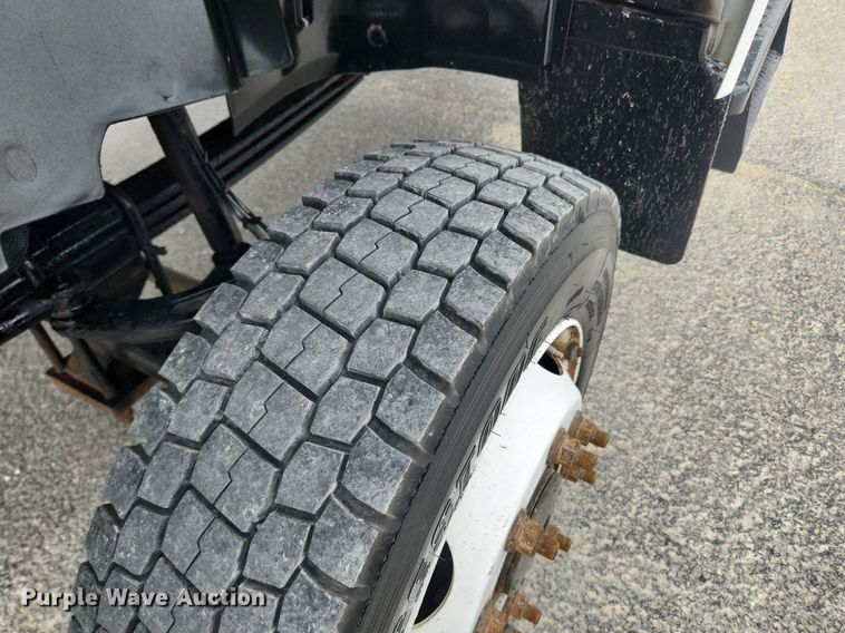 image for item LX9619 2005 GMC C4500  flatbed truck