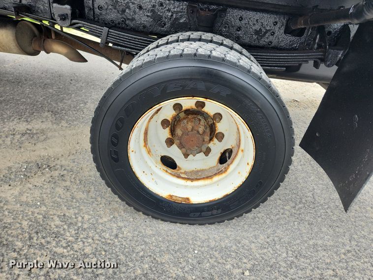 image for item LX9619 2005 GMC C4500  flatbed truck