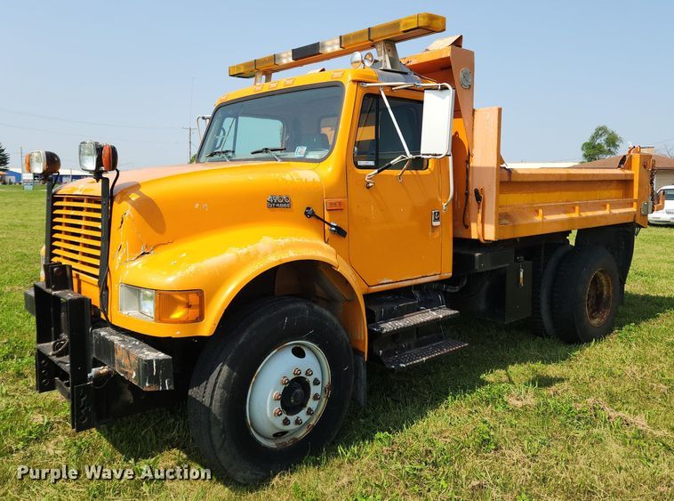 image for item LX9642 2001 International 4900  dump truck